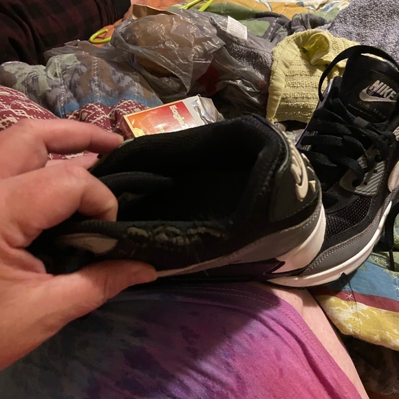 Size 9 very nice shoe . But does have a imperfection on right shoe - Picture 4 of 6